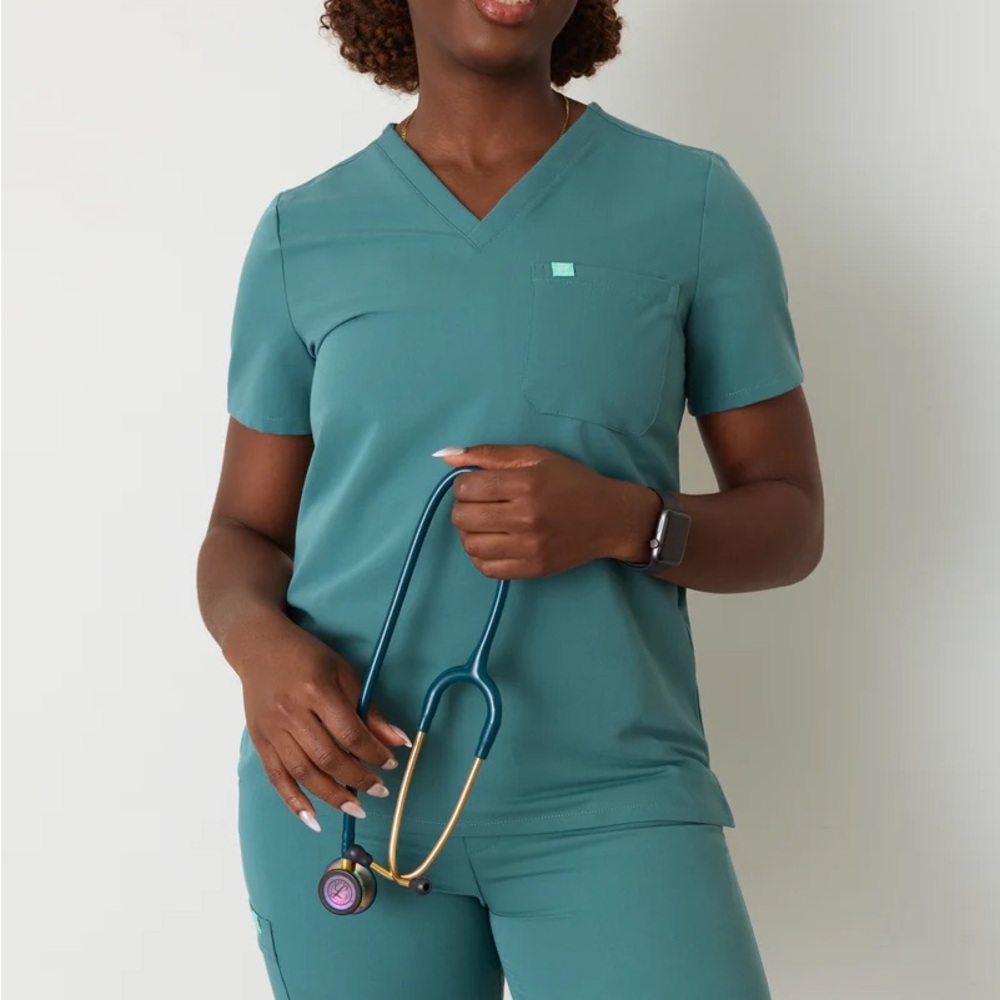 nwt garde malade gabrielle one pocket scrub top